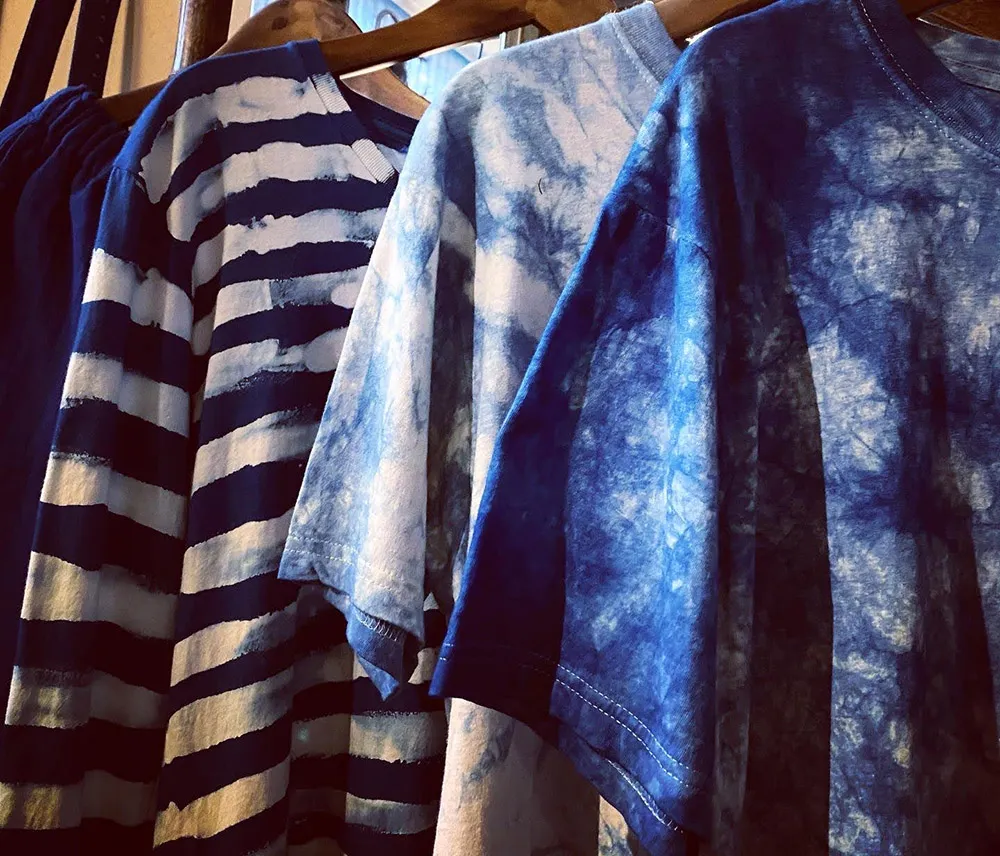 様々な模様の藍染Tシャツの画像