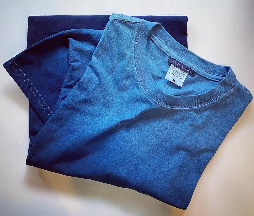 濃淡のある藍染Tシャツの画像