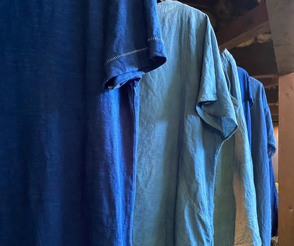 藍染Tシャツが並んでいる画像