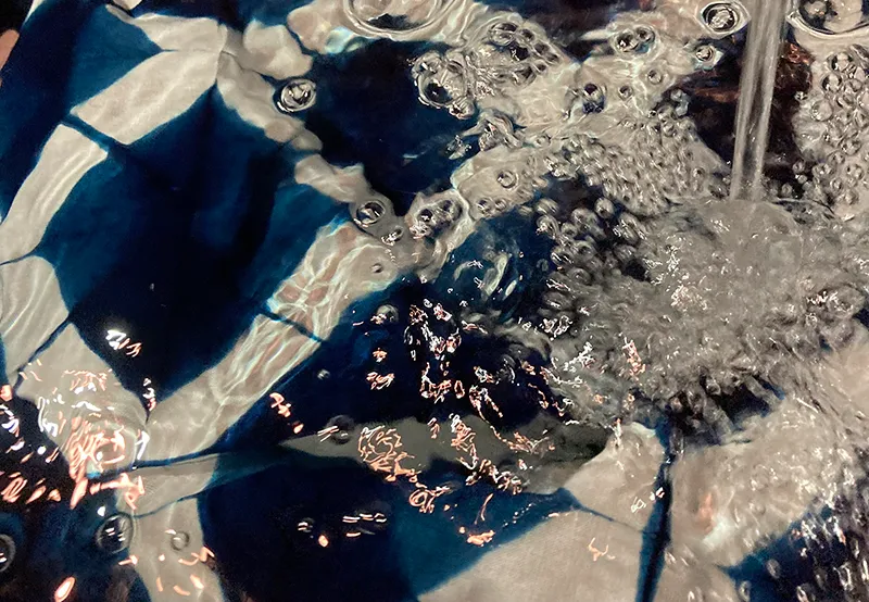 洗われている藍染手ぬぐい